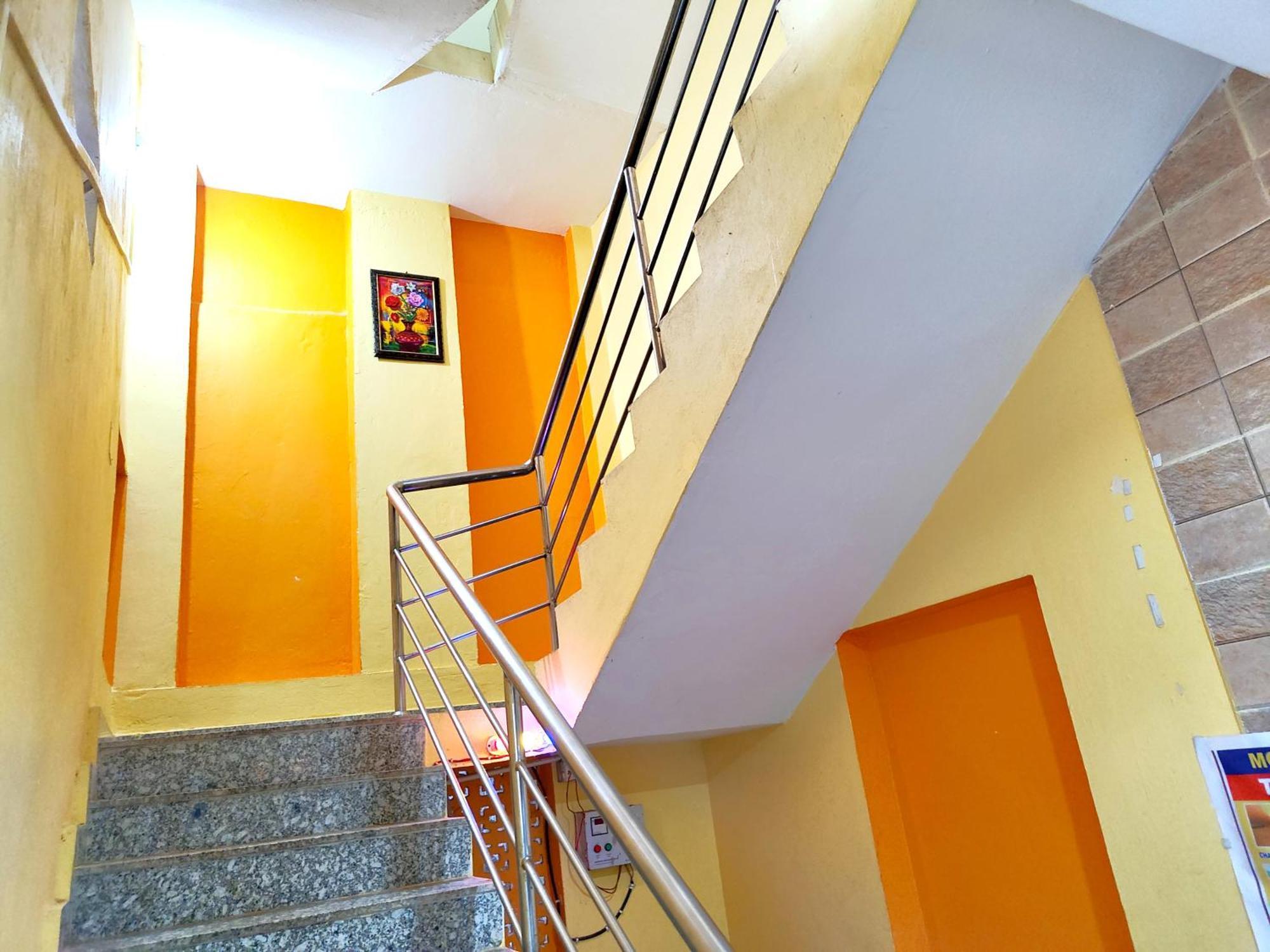 Goroomgo Sahoo Palace Puri - Prime Location Near Sea Beach - Excellent Service With Parking Facilities Exterior photo